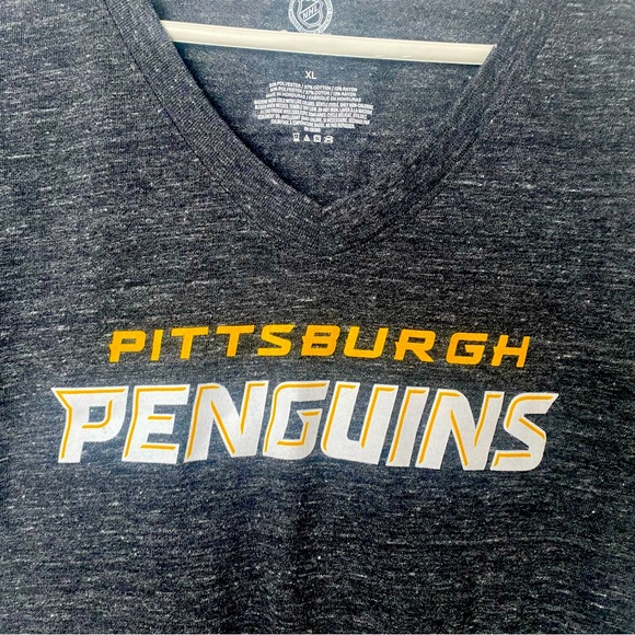 NWOT Ladies Pittsburgh Penguins V Neck - Picture 3 of 3